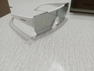 Occhiali da sole bianchi e argento