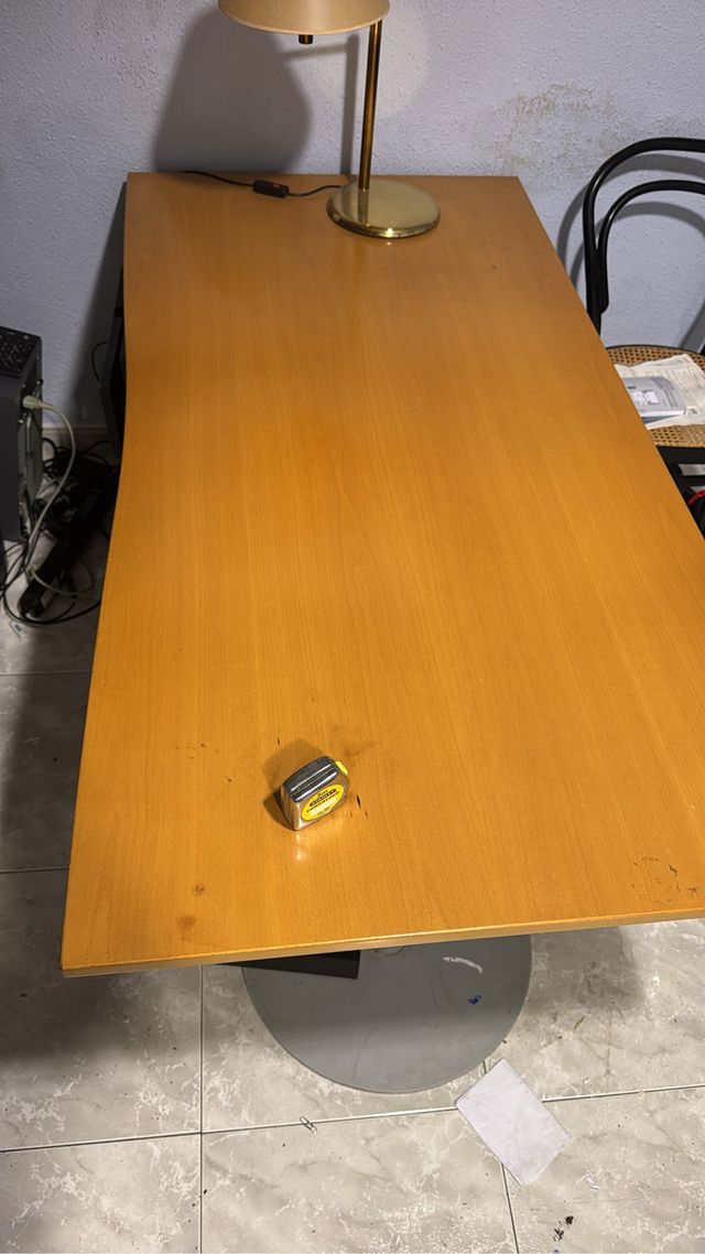 Mesa de escritorio elegante madera y metal