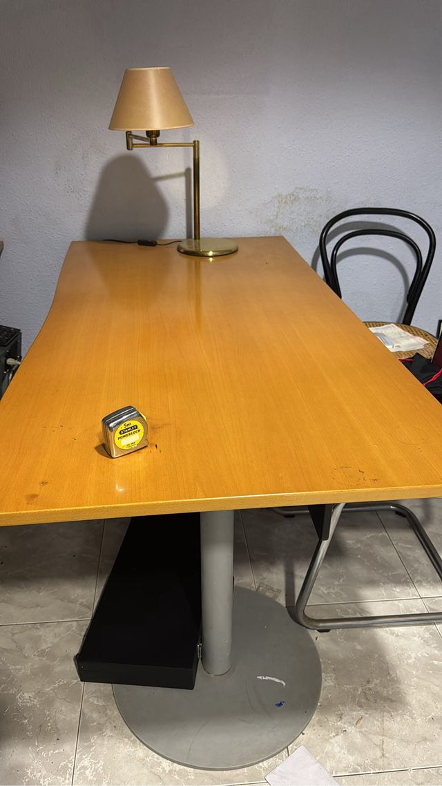 Mesa de escritorio elegante madera y metal