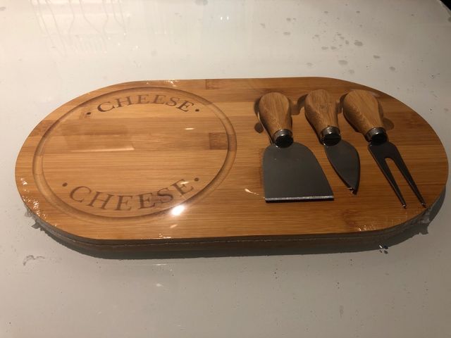 Tábua de queijo de bambu com facas