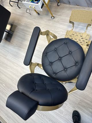 sillón de barbería o barbero dorado ocre