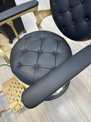 sillón de barbería o barbero dorado ocre