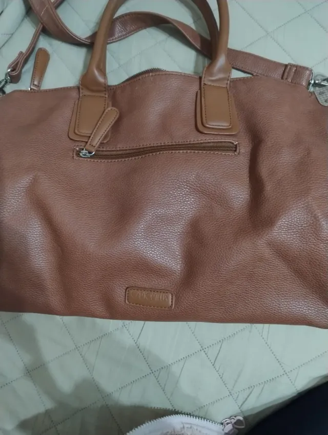 Borsa a mano marrone.