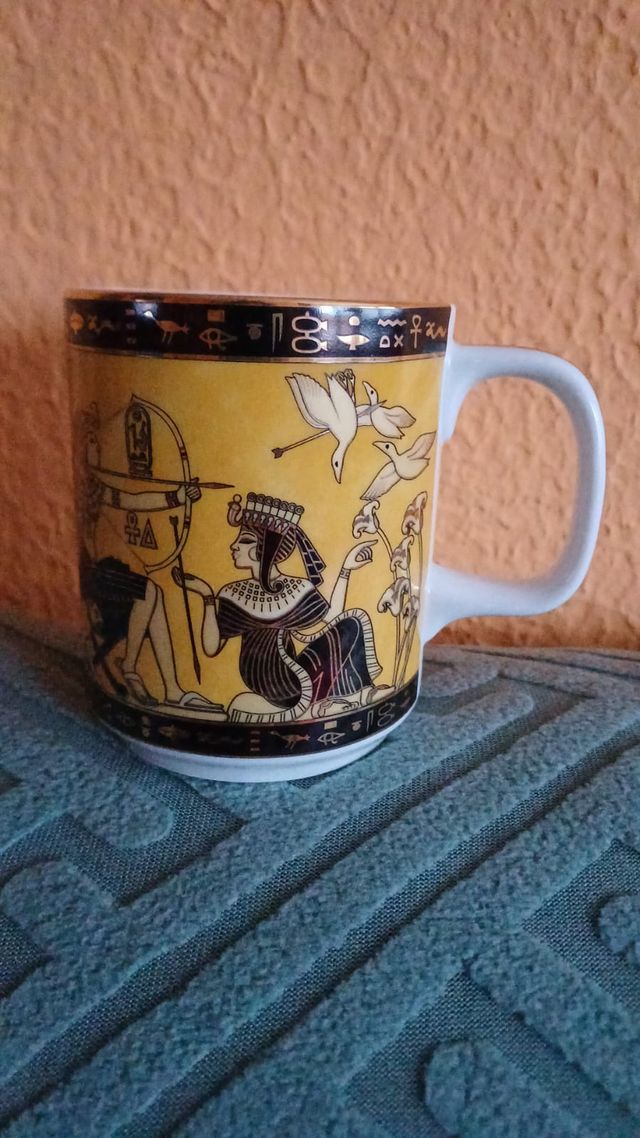 Tazza in ceramica di design egiziano