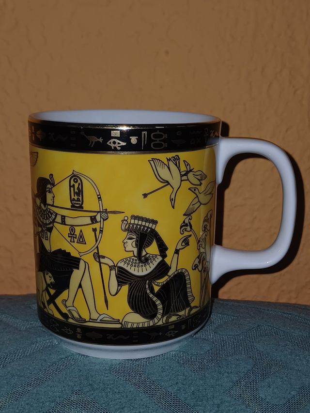 Tazza in ceramica di design egiziano