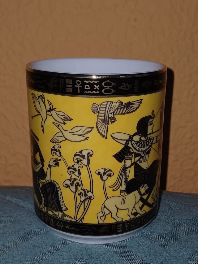 Tazza in ceramica di design egiziano