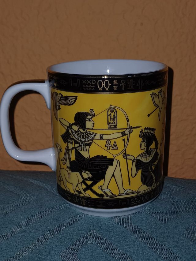 Tazza in ceramica di design egiziano