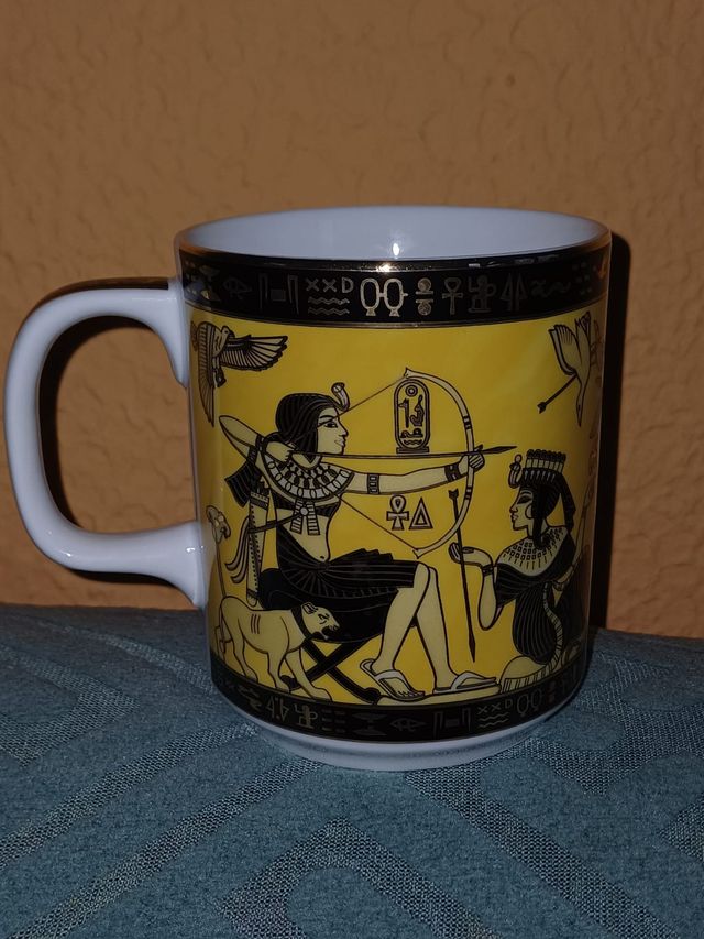 Tazza in ceramica di design egiziano