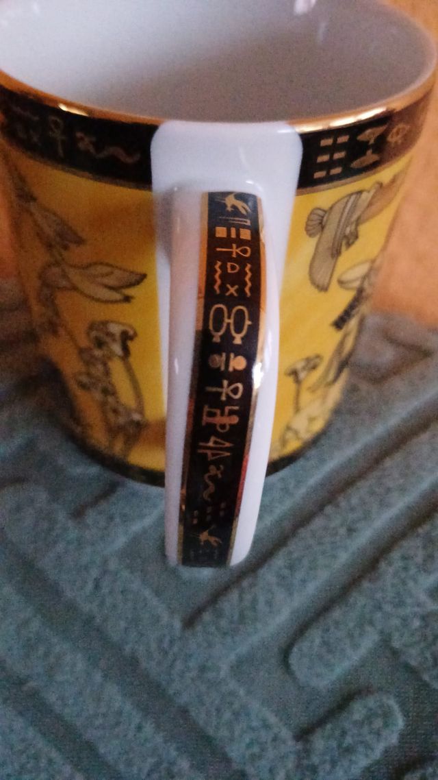 Tazza in ceramica di design egiziano