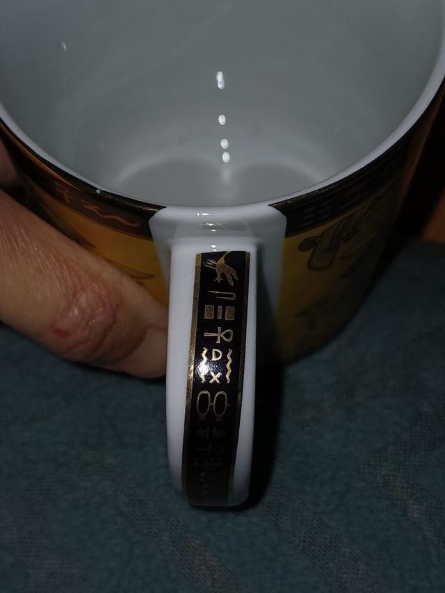 Tazza in ceramica di design egiziano