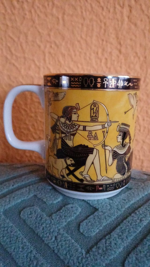 Tazza in ceramica di design egiziano