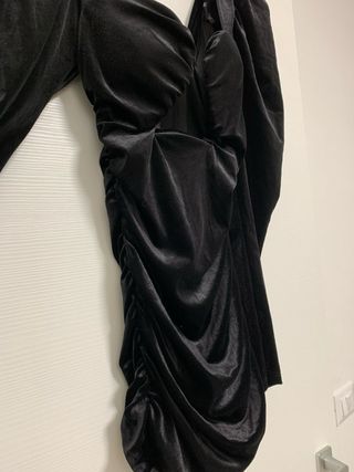 Tubino nero in velluto con maniche a sbuffo