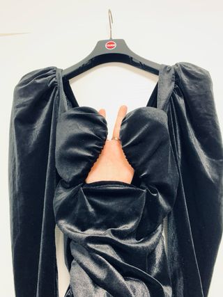 Tubino nero in velluto con maniche a sbuffo