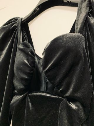 Tubino nero in velluto con maniche a sbuffo