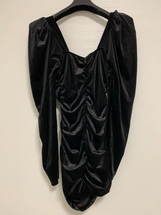 Tubino nero in velluto con maniche a sbuffo