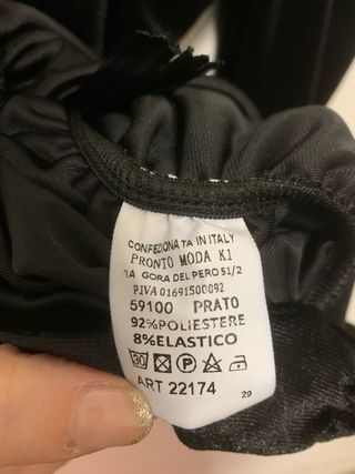 Tubino nero in velluto con maniche a sbuffo