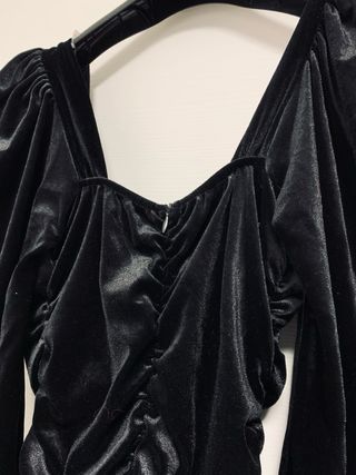 Tubino nero in velluto con maniche a sbuffo