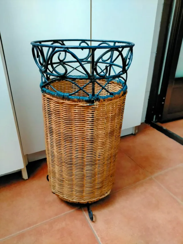 Paragüero circular de mimbre y hierro