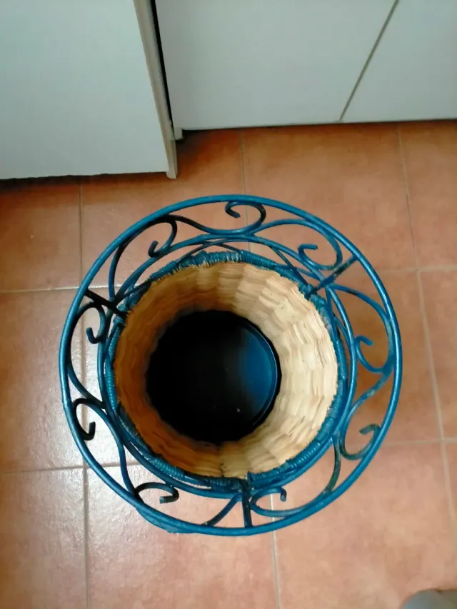 Paragüero circular de mimbre y hierro