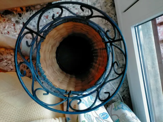 Paragüero circular de mimbre y hierro