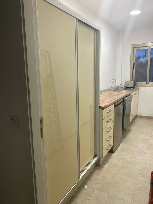 Cocina modular beige y plateada