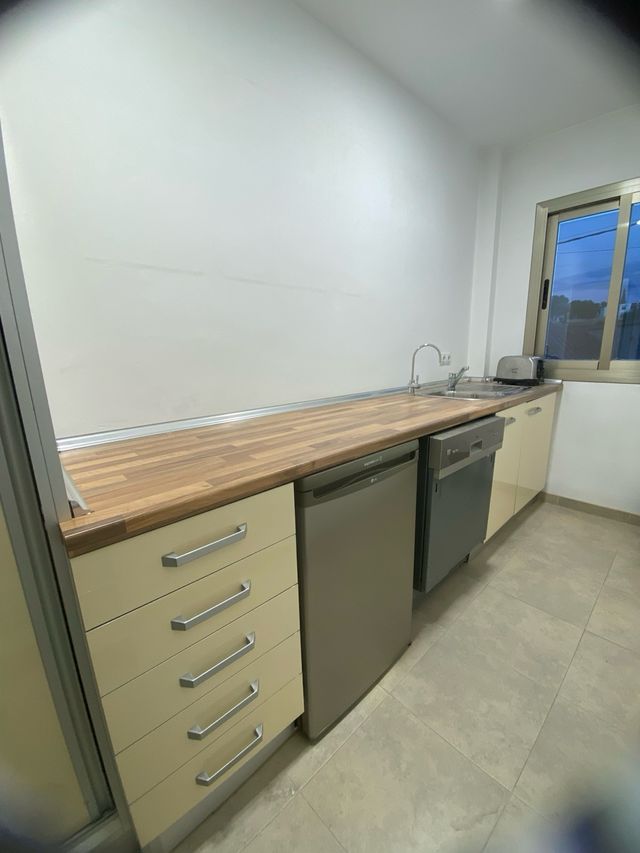 Cocina modular beige y plateada