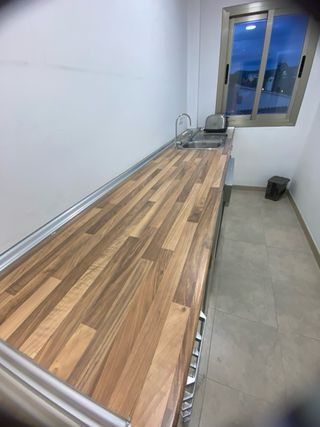 Cocina modular beige y plateada