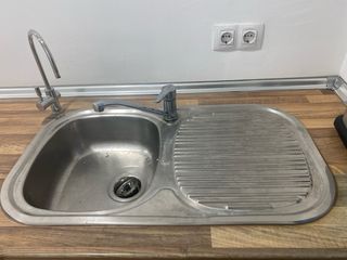 Cocina modular beige y plateada