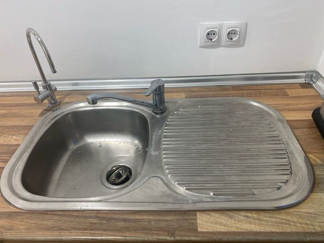 Cocina modular beige y plateada