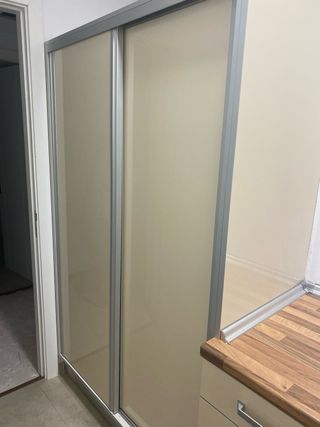 Cocina modular beige y plateada