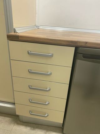 Cocina modular beige y plateada