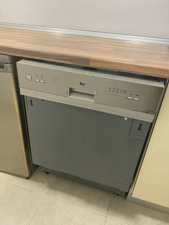 Cocina modular beige y plateada