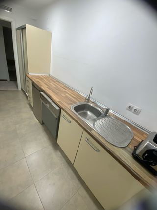 Cocina modular beige y plateada