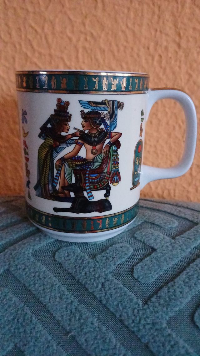Tazza in ceramica di design egiziano