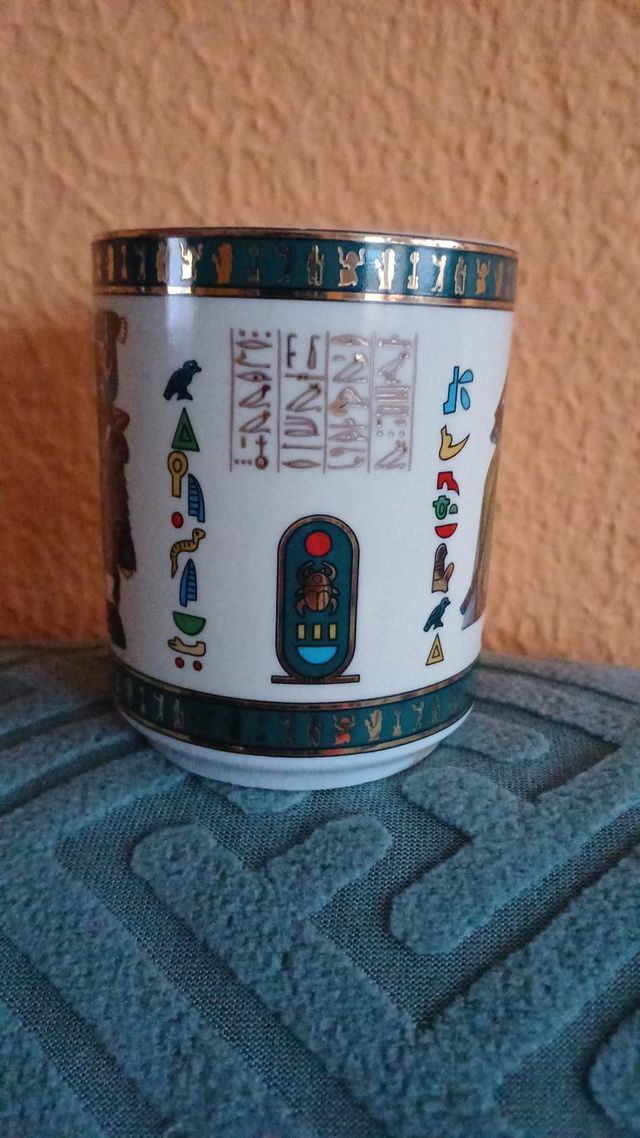 Tazza in ceramica di design egiziano