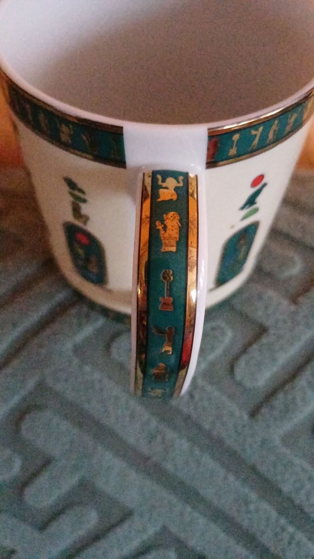 Tazza in ceramica di design egiziano