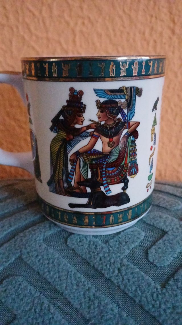 Tazza in ceramica di design egiziano