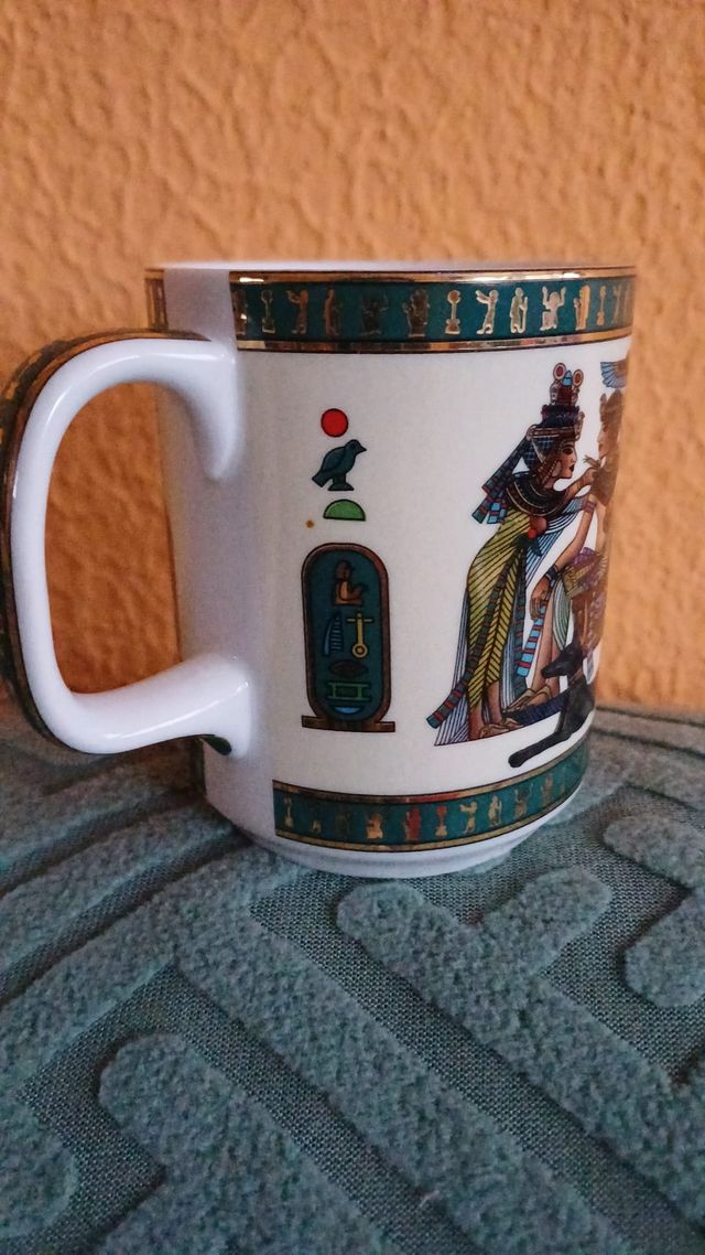 Tazza in ceramica di design egiziano