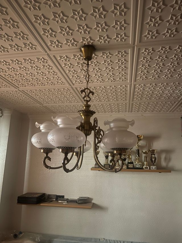 Lámpara de techo dorada y transparente