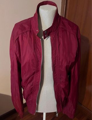 Cazadora roja estilo bomber