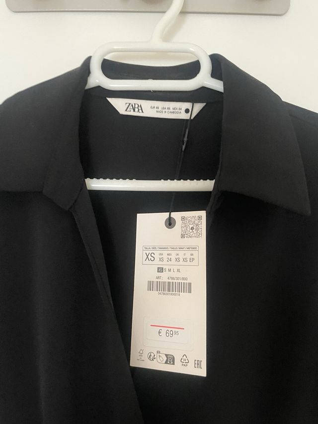 Vestido midi negro con etiquetas