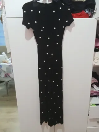 Mono negro con flores blancas