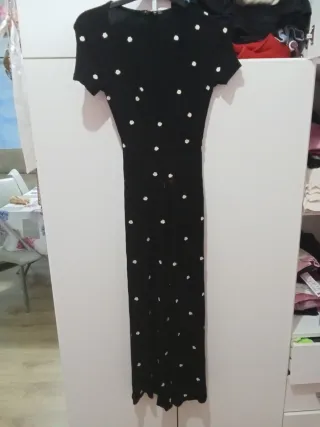 Mono negro con flores blancas