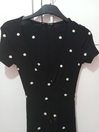 Mono negro con flores blancas