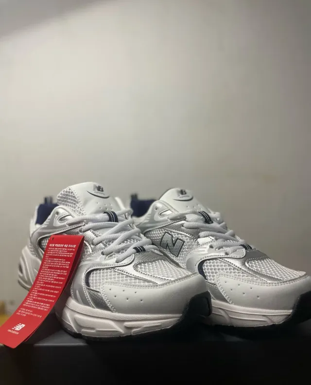 Zapatillas New Balance Plata y Blanco