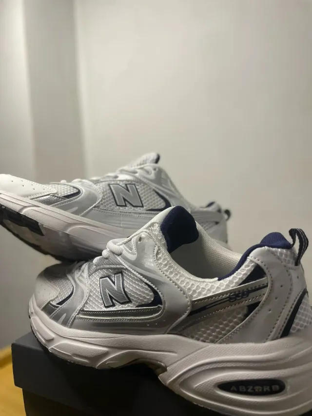 Zapatillas New Balance Plata y Blanco