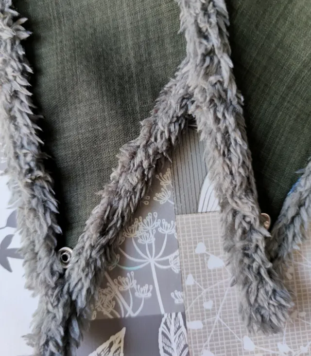 Sciarpa triangolare impermeabile verde scuro