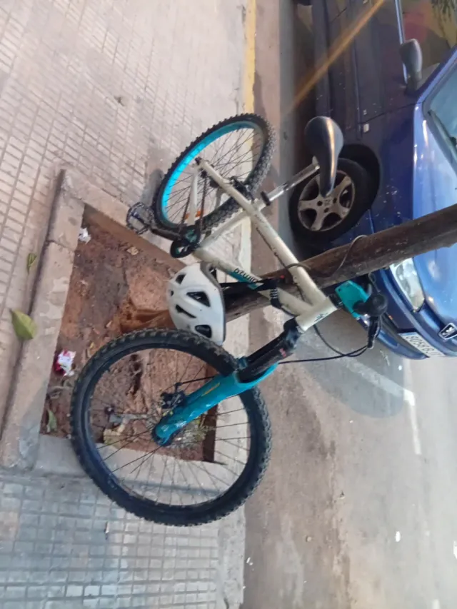 Bicicleta de montaña blanca y azul