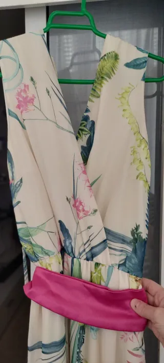 Mono de fiesta floral