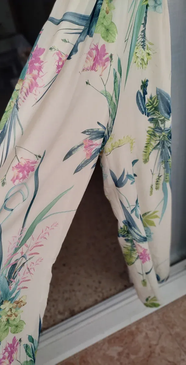 Mono de fiesta floral